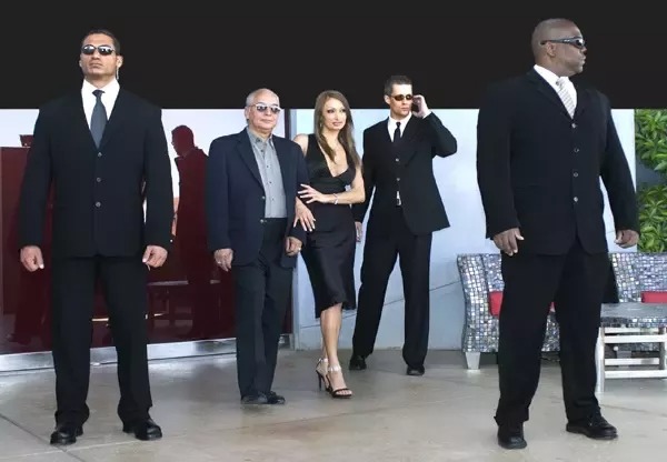 Can you tell a billionaire from a millionaire in public?